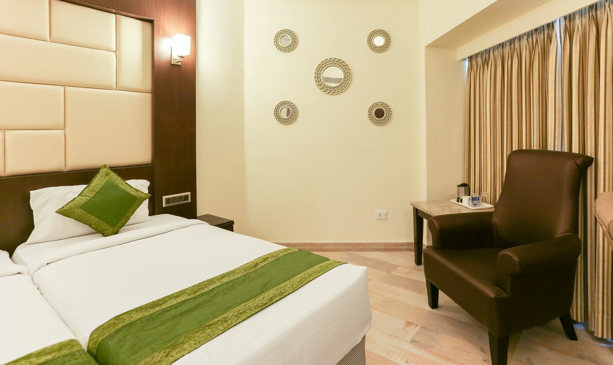 Treebo Trend Wood Bridge Hotel Hyderabad Bagian luar foto