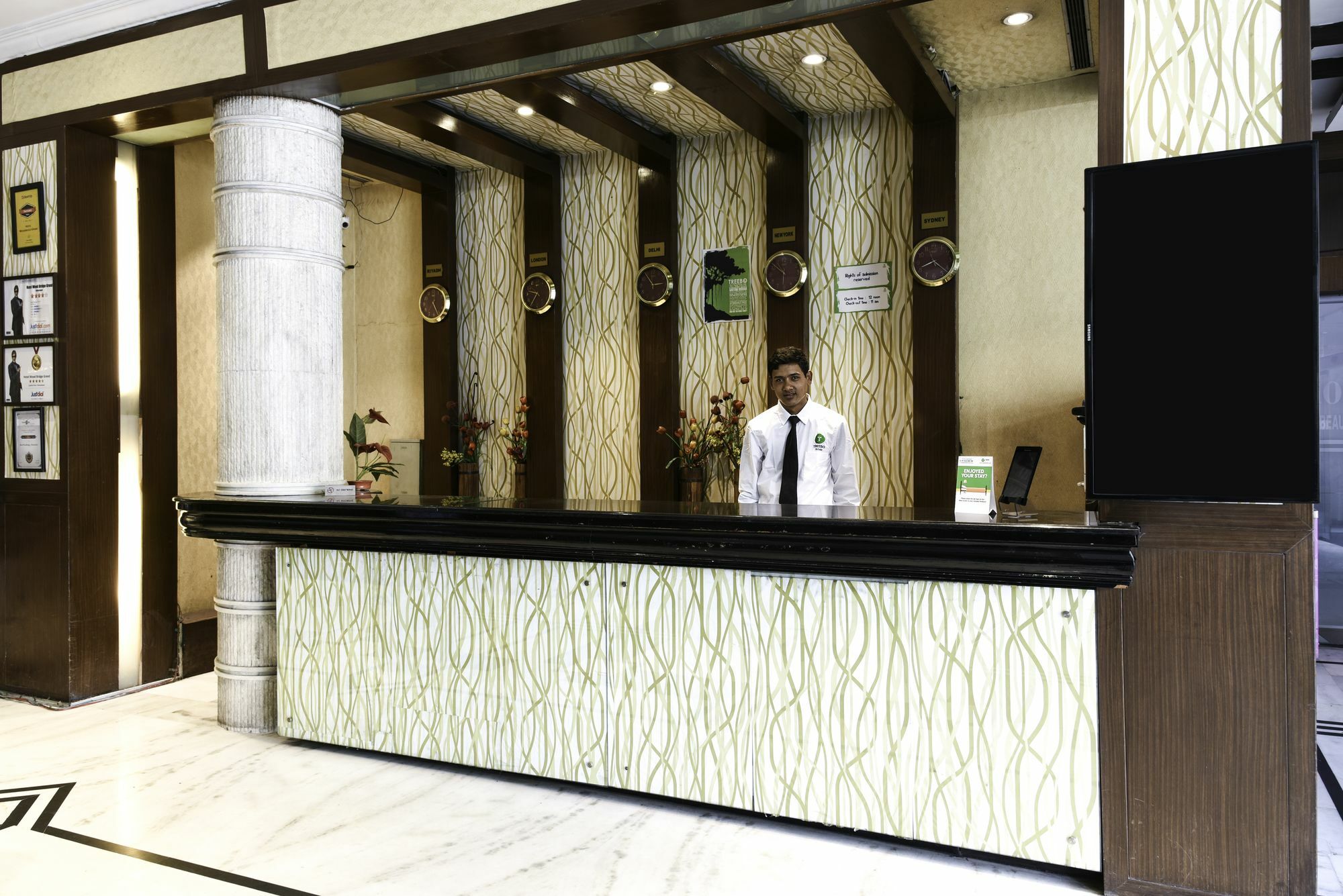 Treebo Trend Wood Bridge Hotel Hyderabad Bagian luar foto