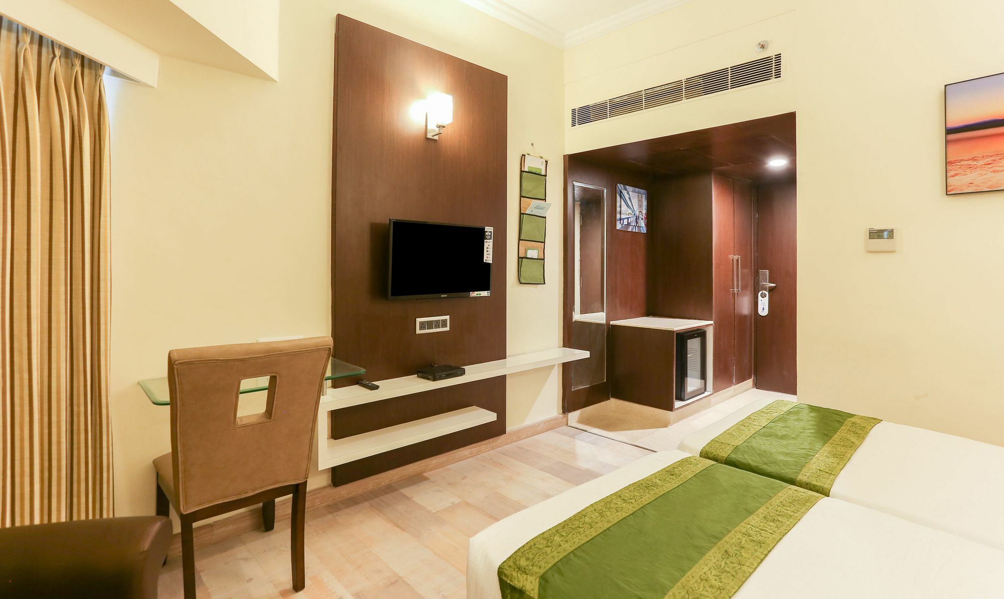 Treebo Trend Wood Bridge Hotel Hyderabad Bagian luar foto